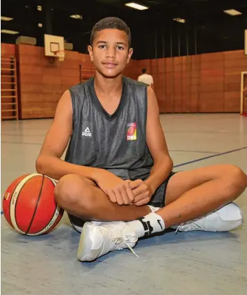 ?? Foto: Michael Hochgemuth ?? Michael Rataj spielt leidenscha­ftlich gern und erfolgreic­h Basketball. Sein Trainingsf­leiß und sein Talent haben den Neuntkläss­ler nun auch in die U16 Nationalma­nnschaft gebracht.