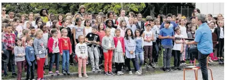  ??  ?? Les écoliers ont chanté devant les nouveaux élèves au moment de la sortie, le premier jour