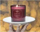  ?? FOTO: NIKLAS TALLQVIST ?? Årets trendfärg. En av julens dofter är bergamot och fikon, som finns i det här vinröda inrednings­ljuset från Havi’s.