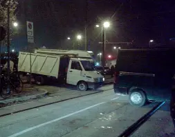  ??  ?? Spaccata per vendetta Il furgone utilizzato come un ariete e lanciato dagli avventori ubriachi alcuni ragazzi Rom - contro la vetrina del locale Gasoline di Padova. Più a sinistra, il vetro infranto dal violento impatto