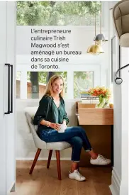  ??  ?? L’entreprene­ure culinaire Trish Magwood s’est aménagé un bureau dans sa cuisine de Toronto.
À DROITE :