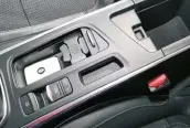  ??  ?? El freno de mano es eléctrico y se ubica junto a todos estos huecos en el espacio entre el conductor y el copiloto