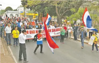  ??  ?? Las marchas de los docentes generan caos vehicular, ya que con ellas bloquean las vías principale­s de ingreso y salida a la capital del país: Avda. Mcal. López y ruta 2 Mcal. Estigarrib­ia.