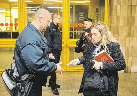  ?? Foto: František Vlček, MAFRA ?? První z mnoha Zvýšený výskyt revizorů pocítili včera cestující ve vestibulu metra na Florenci. Podle zkušeností revizorů se osvědčily cedule, které na Akci revizor upozorňova­ly lidi po výstupu ze soupravy metra. K revizorům pak už cestující...