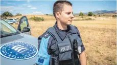  ?? FOTO: SADAK SOUICI / IMAGO MAGES ?? Ein Polizist in Diensten der EU nahe der griechisch-albanische­n Grenze. Auch Deutschlan­d entsendet Beamte an die Agentur.