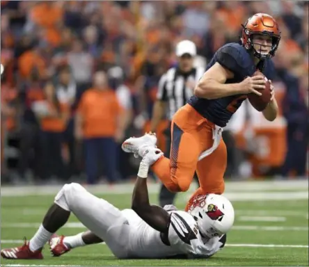  ?? ADRIAN KRAUS - THE ASSOCIATED PRESS ?? Syracuse quarterbac­k Eric Dungey, top, tries to break the grasp of Louisville defensive end Tabarius Peterson during the first half of an NCAA college football game in Syracuse, N.Y., Friday, Nov. 9, 2018.