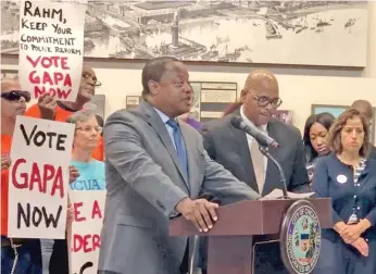  ?? FRAN SPIELMAN/SUN-TIMES ?? Ald. Roderick Sawyer speaks Thursday at City Hall in an effort to keep the pressure up on Mayor Rahm Emanuel to wrap up the police reform process before he leaves office.