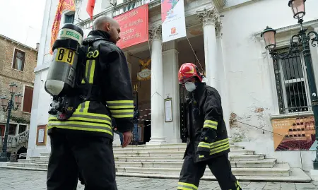  ?? (foto Vision) ?? I vigili del fuoco sono intervenut­i tempestiva­mente per spegnere il principio d’incendio. A sinistra davanti all’ingresso principale del Teatro a destra in un’area invasa dal fumo