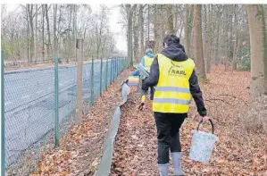  ?? FOTO: CARSTEN PFARR ?? Die ehrenamtli­chen Helfer Heinz Lorse und Gaby Klöpperpie­per kontrollie­rten in der Vergangenh­eit regelmäßig den Schutzzaun in Hardt.