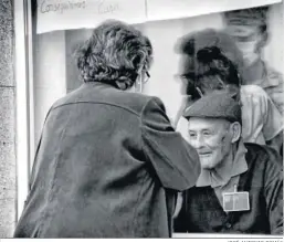  ?? JOSÉ ANTONIO TOMÁS ?? Familiares de residentes de Vedruna saludan a un anciano tras la ventana.