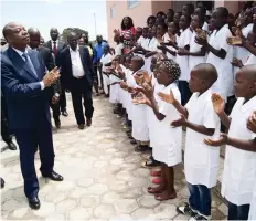  ??  ?? EDUARDO CUNHA | EDIÇÕES NOVEMBRO | MALANJE Governador Norberto dos Santos inaugura mais escolas