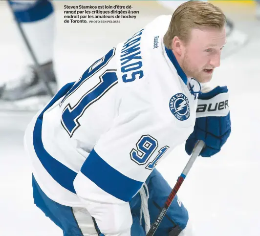  ??  ?? Steven Stamkos est loin d’être dérangé par les critiques dirigées à son endroit par les amateurs de hockey de Toronto.