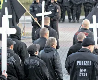  ??  ?? In Demmin missbrauch­en Neonazis den Massensuiz­id von 1945 für ihre Zwecke. Die ARD-Doku „Über Leben in Demmin“um 22.45 Uhr rollt die Tragödie auf.