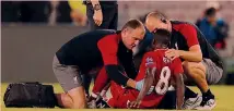  ?? LAPRESSE ?? Naby Keita, 23 anni, ieri mentre viene soccorso in campo