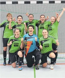  ?? SZ-FOTO: NO ?? Holten sich den Hallenmeis­terwimpel des Bezirks Donau: die Fußballeri­nnen des SV Granheim I mit (vorn v. l.) Jana Romer, Silvia Bäuerle, Franziska Uhl, (hinten v. l.) Vanessa Rapp, Tatjana Kopp, Lisa Pfänder, Daniela Windauer und Nancy Oßwald.