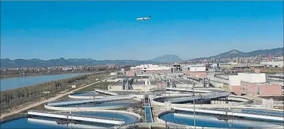  ?? PERE VIVAS / BIEL PUIG ?? El Prat y el Llobregat. Planta depuradora de aguas residuales de El Prat, en cuyo interior se encuentra la estación regenerado­ra de aguas