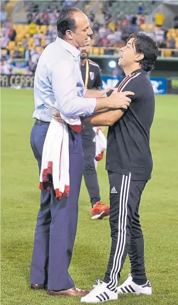  ?? FOTOBAIRES ?? El saludo con Rogerio Ceni, quien anoche tuvo su debut como técnico del San Pablo.