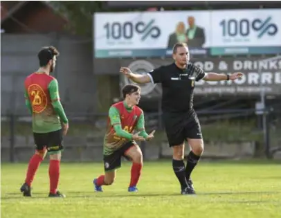  ?? FOTO GOYVAERTS/GMAX AGENCY ?? De beslissing­en van scheidsrec­hter Stefanski zorgden voor heel wat animo op het veld en in de tribune.