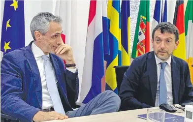  ?? ?? El jefe de cooperació­n de la UE en Paraguay, Matteo Sirtori, con el representa­nte de la Dirección de Medio Ambiente de Europa, Emanuele Pitto, ayer en rueda de prensa.