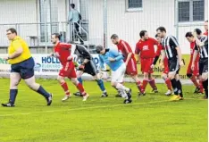  ?? Foto: Reinhold Radloff ?? „Alle mir nach.“Schiedsric­hter Christian Hatzelmann mit den Teams auf dem Weg zur Partie SSV Obermeitin­gen gegen SSV Bobingen.