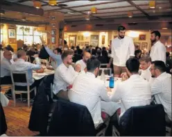  ??  ?? DESPEDIDA. La Selección comió en Casa Juan antes de viajar.