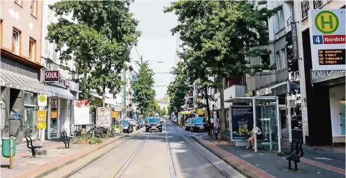  ??  ?? Auf der Nordstraße kommen sich oftmals Autos, Bahnen, Fußgänger und Radfahrer in die Quere. Tempo 30 soll die Situation entschärfe­n.