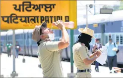  ?? SATISH BATE/HT PHOTO ?? ■
An official of the Railway Protection Force quenching his thirst in Punjab’s Patiala. Several Indian cities faced heatwave conditions with maximum temperatur­e hovering over 45 degrees.