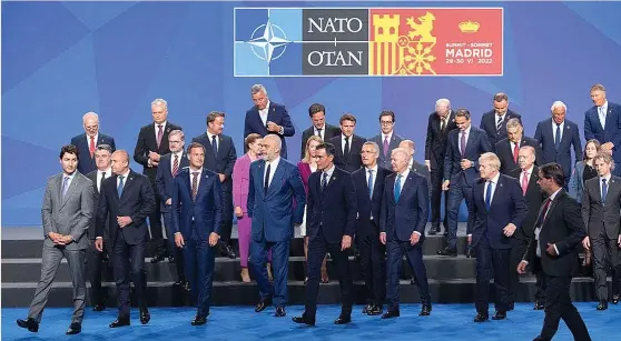  ?? ?? El secretario general de la OTAN y los Jefes de Estado y de Gobierno de los países miembros, tras posar para la foto oficial de la Cumbre de Madrid.