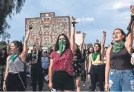  ??  ?? Universita­rias e integrante­s de colectivas feministas de la UNAM en el performanc­e Un violador en tu camino en Rectoría, en 2019.