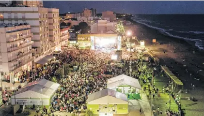  ?? FOTOS: PRENSA ACERCARTE Y FABIO LATORRE ?? Una panorámica de lo que fue la convocator­ia en el ciclo AcercArte los últimos dos días en Monte Hermoso.