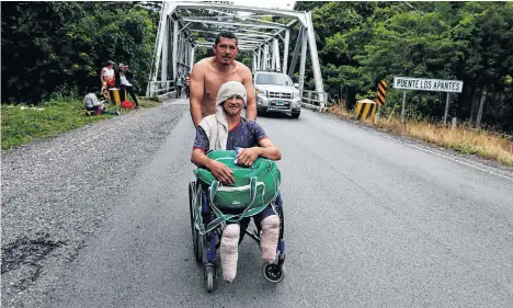  ?? /EFE ?? Nery avanza de la mano de su amigo Omar, como parta de la caravana que quierre llegar a EEUU .