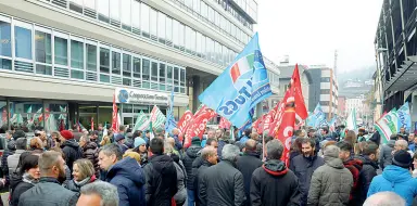  ??  ?? Protesta La manifestaz­ione dei dipendenti del Sait, sotto la sede della Federazion­e in via Segantini