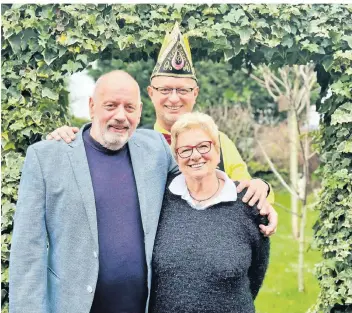  ?? FOTO: KIRCHHOLTE­S ?? Paul und Rosi Settekorn freuen sich mit Sohn Andreas über 50 Jahre harmonisch­es Eheleben. In Nierst haben die Jubilare in einer früheren Scheune ihr kleines Paradies aufgebaut.