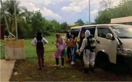  ?? (Photo courtesy of North Cotabato PIO) ?? HELP OUT. Members of “Task Force Sagip Stranded North Cotabateño­s” assist persons “rescued” from other areas as they arrive in the holding area in Barangay Balatukan, Makilala, North Cotabato on Friday (May 29, 202) for documentat­ion, health, and quarantine procedures. A total of 896 returning migrant workers and other locally stranded individual­s have been accommodat­ed and guided so far by the task force.