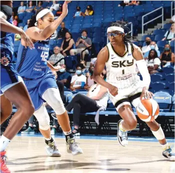  ?? KENA KUTSINGER/GETTY IMAGES ?? The Sky’s Diamond DeShields drives to the basket Saturday against the Sun at Wintrust Arena. Before the game, DeShields wore a hat that read: ‘‘Legalize melanin.’’