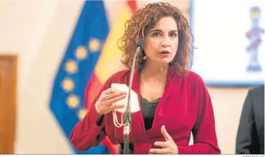  ?? ROMÁN RÍOS / EFE ?? La ministra de Hacienda y portavoz del Gobierno, María Jesús Montero, ayer en Rota.