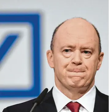  ?? Foto: Arne Dedert, dpa ?? Das ist selten: Deutsche Bank Chef John Cryan bat gestern für die Fehler der Bank offen um Entschuldi­gung. Für die Zukunft ist er vorsichtig optimistis­ch. Die Bank soll bald heraus sein aus den roten Zahlen.