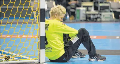  ?? FOTO: DPA ?? Alles Elend dieser Handball-Welt: die deutsche Torhüterin Clara Woltering nach dem 17:21 gegen Dänemark, dem jähen Ende der Heim-WM.