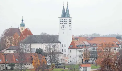  ?? FOTO: THILO BERGMANN ?? Der Hauptsitz der Stiftung Liebenau in Meckenbeur­en: Baden-Württember­gs Sozialmini­ster Manne Lucha (Grüne) hat den Vorstand und Vertreter der Diözese zum Gespräch geladen.