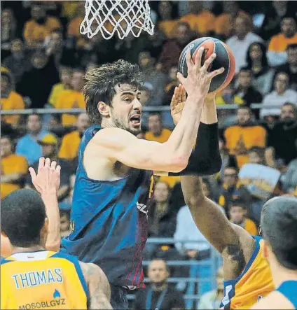  ?? FOTO: EFE ?? Ante Tomic, pívot del Barça, capturando un rebote en el encuentro en cancha del Khimki