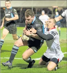  ?? Picture: SNS ?? KEY MOMENT: Stuart Hogg scores Glasgow Warriors’ first try of the evening.