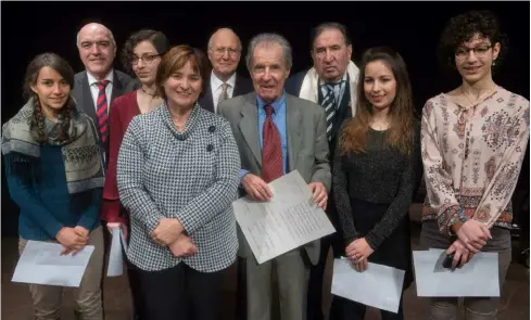  ?? TI-PRESS ?? Il professor Besomi (al centro) con la presidente del Consiglio nazionale Marina Carobbio e gli studenti premiati