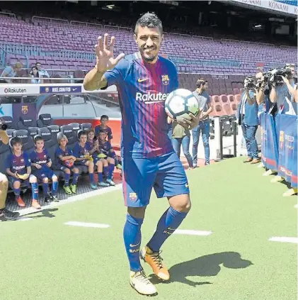  ??  ?? De China al Camp Nou. Paulinho pisa el césped del mítico estadio: “Mi estilo es para el Barcelona”.