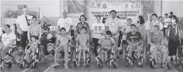  ?? ?? Persons with disability from Banate, Iloilo received wheelchair­s from the Provincial Social Welfare and Developmen­t Office and its partner, Latter Day Saint Charities Philippine­s, on May 16.