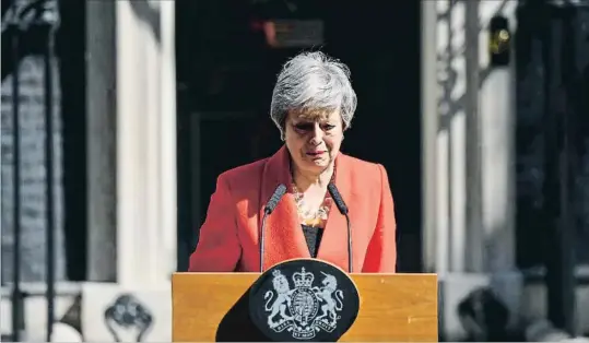  ?? CHRIS J. RATCLIFFE / BLOOMBERG ?? Theresa May no pudo contener la emoción tras anunciar, ayer por la mañana, a las puertas del número 10 de Downing Street, su próxima renuncia al cargo de primera ministra y como líder de los conservado­res
La despedida.