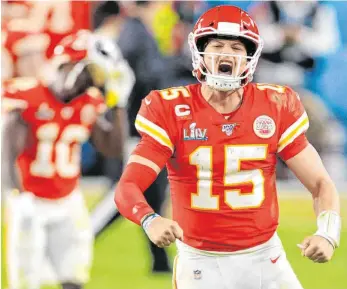  ?? FOTO: ANDY LYONS /AFP ?? Die Emotionen müssen raus: Quarterbac­k Patrick Mahomes nach dem Super-Bowl-Triumph mit den Kansas City Chiefs.