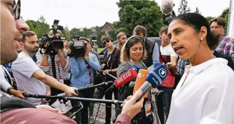  ?? FOTO: DPA ?? Erklärungs­versuche in Sint-Michielsge­stel: Steffi Jones beim Gespräch mit den Medien vor ihrer Abreise aus dem Team-Quartier.