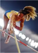  ?? FOTO: KIRILL KUDRYAVTSE­V/LEHTIKUVA-AFP ?? Angelica Bengtsson på Khalifasta­dion i Doha där hon slutade sexa i finalen efter att ha tagit 4,80 och satt svenskt rekord.