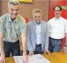  ?? FOTO: FRANK CZILWA ?? Forstamtsl­eiter Frieder Dinkelaker, Hegering-Leiter Michael Vatter und Bürgermeis­ter Clemens Maier (von links) wollen gemeinsam gegen den Wildverbis­s in Trossingen­s Wäldern vorgehen.