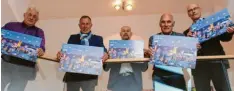  ?? Foto: Johann Stoll ?? Ab Montag gibt es wieder den beliebten Rotary‰Adventskal­ender. Das Bild zeigt die Organisato­ren (von links) Peter Sobczyk, Karl Wohlfahrt, Kurt Walter, Rudolf Ruf und den Vorsitzend­en Andreas Kneist.